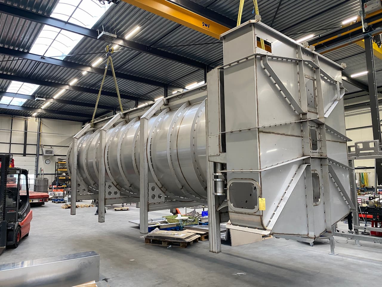 Grote gelaste machine hangend aan kraan